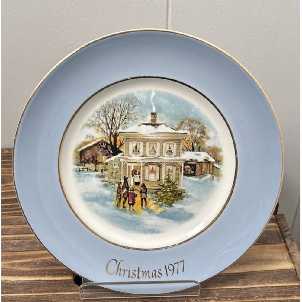 VTG Avon Christmas Plate 1977 "Carollers  In The Snow"~ Enoch Wedgewood- England